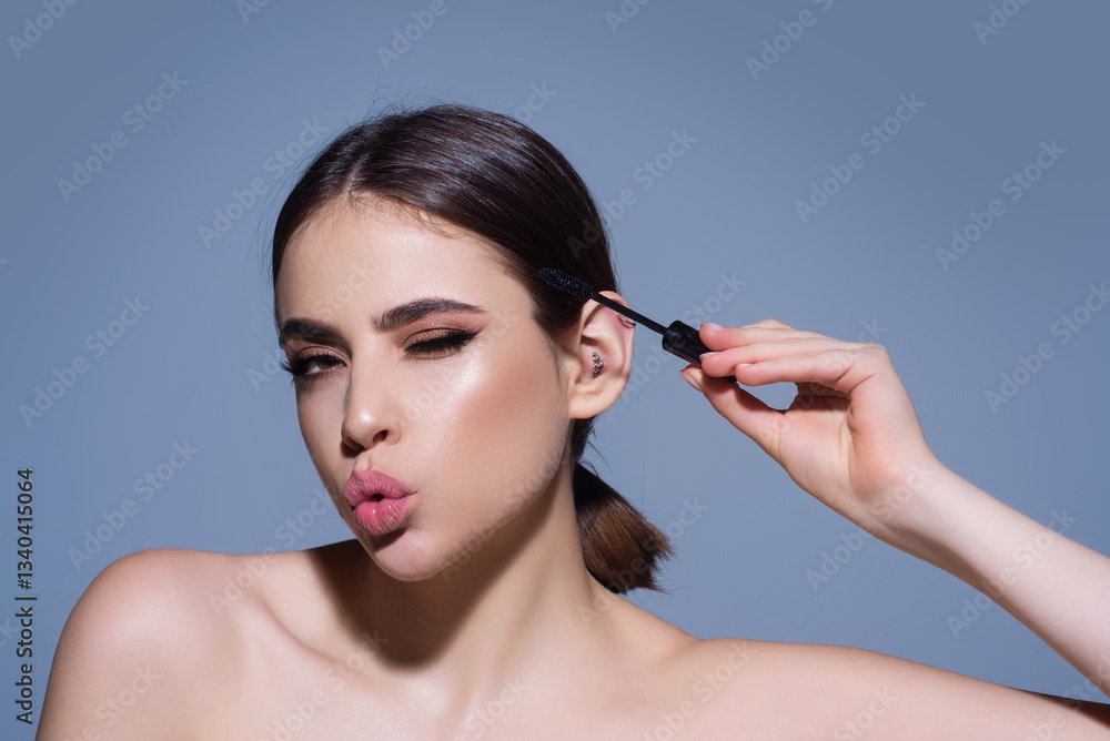 Obraz premium Eyebrow makeup. Beauty model shaping brows with brow pencil closeup. Womans eyebrows with eyebrow brush. Natural make up. Modeling brows. Comb eyebrows.