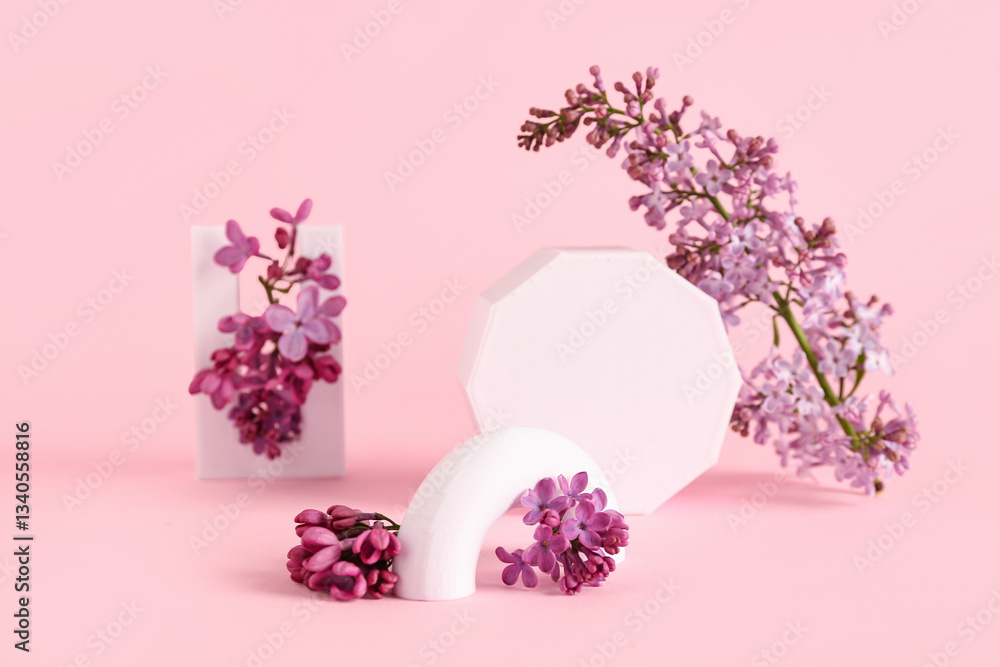 Obraz premium Lilac flowers with plastic figures on pink background