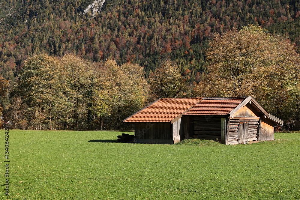 Fototapeta premium Schöner Herbsttag in den Wäldern von Mittenwald in den Bayerischen Alpen 