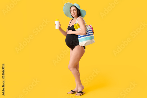 Young pregnant woman in swi...