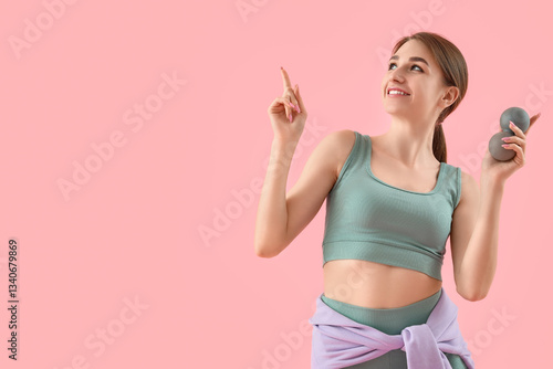 Sporty young woman with mas...
