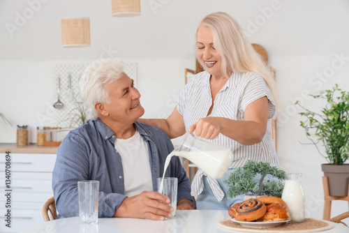Happy senior couple with ta...