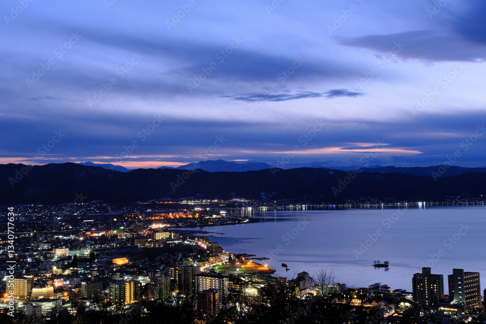 Obraz premium 立石公園から見た諏訪湖の夜景