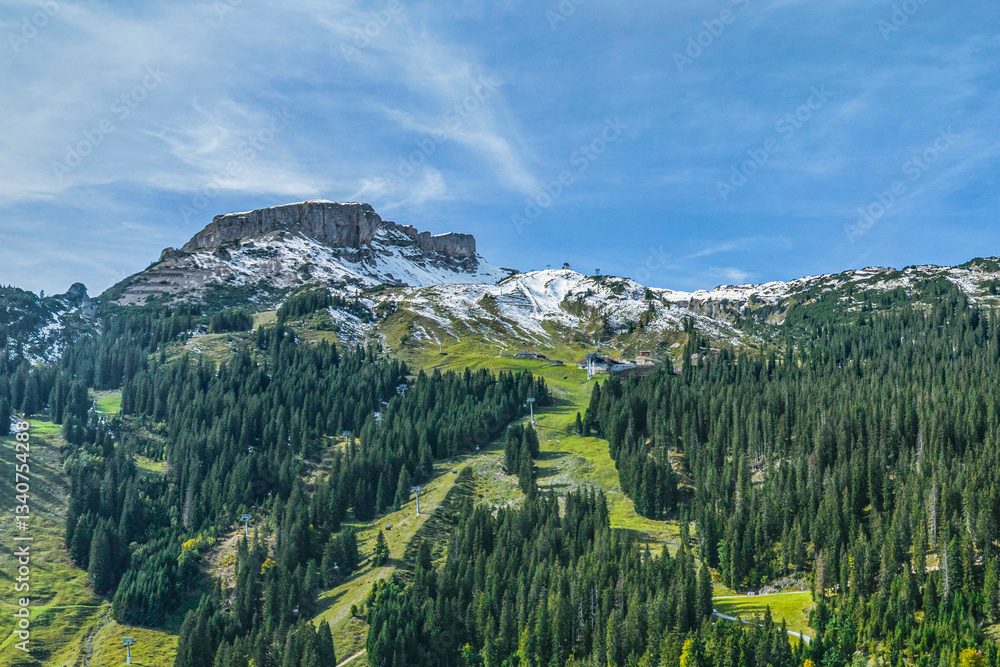Alpine Gebirgslandschaft an der Ifenbahn im Kleinwalsertal im Herbst