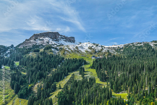 Obraz na płótnie Alpine Gebirgslandschaft an der Ifenbahn im Kleinwalsertal im Herbst w salonie