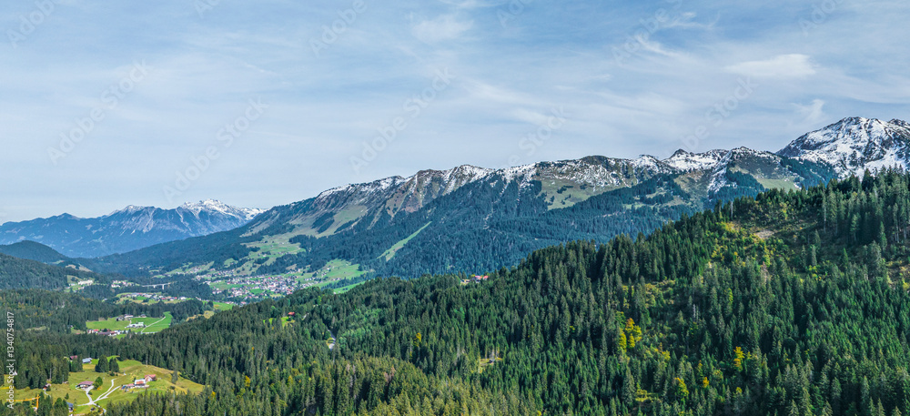 Fototapeta premium Alpine Gebirgslandschaft an der Ifenbahn im Kleinwalsertal im Herbst
