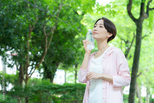 Wallpaper Mural 自然の中で運動をするミドルの女性 Torontodigital.ca