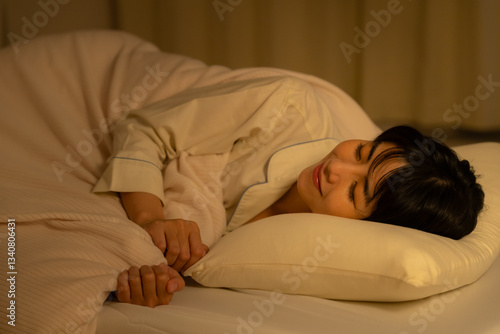 Cuadro en lienzo 夜に寝る若い女性