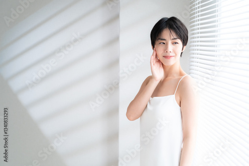 窓際でスキンケアをする若い女性 Free Download 窓際でスキンケアをする若い女性 - GFXLoad