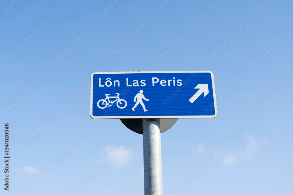 Sign for the Lon Las Peris footpath and cycle track in Gwynedd, Wales, UK. Sign for the Lon Las Peris footpath and cycle track in Gwynedd, Wales, UK.