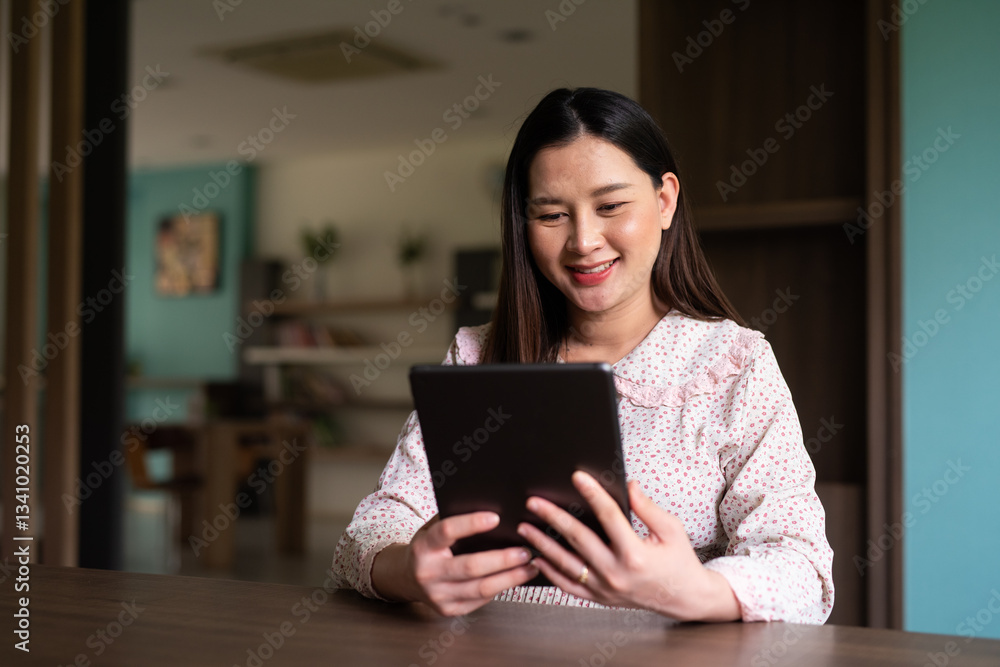 Fototapeta premium Pregnant woman using digital tablet