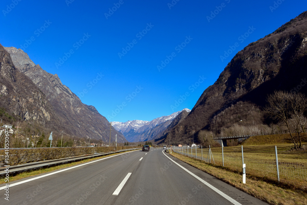Naklejka premium Die Autobahn A13 vor Lostallo/Graubünden-Schweiz in Fahrtrichtung Norden