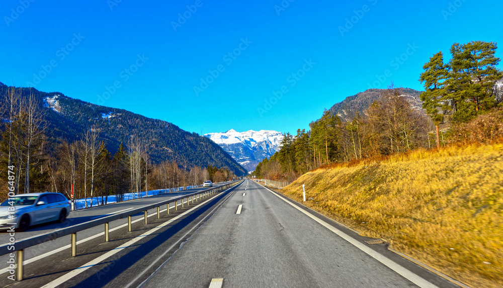 Fototapeta premium Die Autobahn A13 vor Ausfahrt Rothenbrunnen/GR in Richtung Chur (Schweiz)