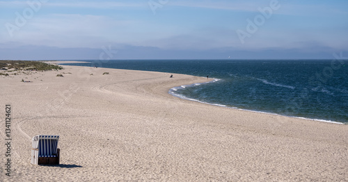 Einsamer Nordseestrand mit einzelnen Strandkorb