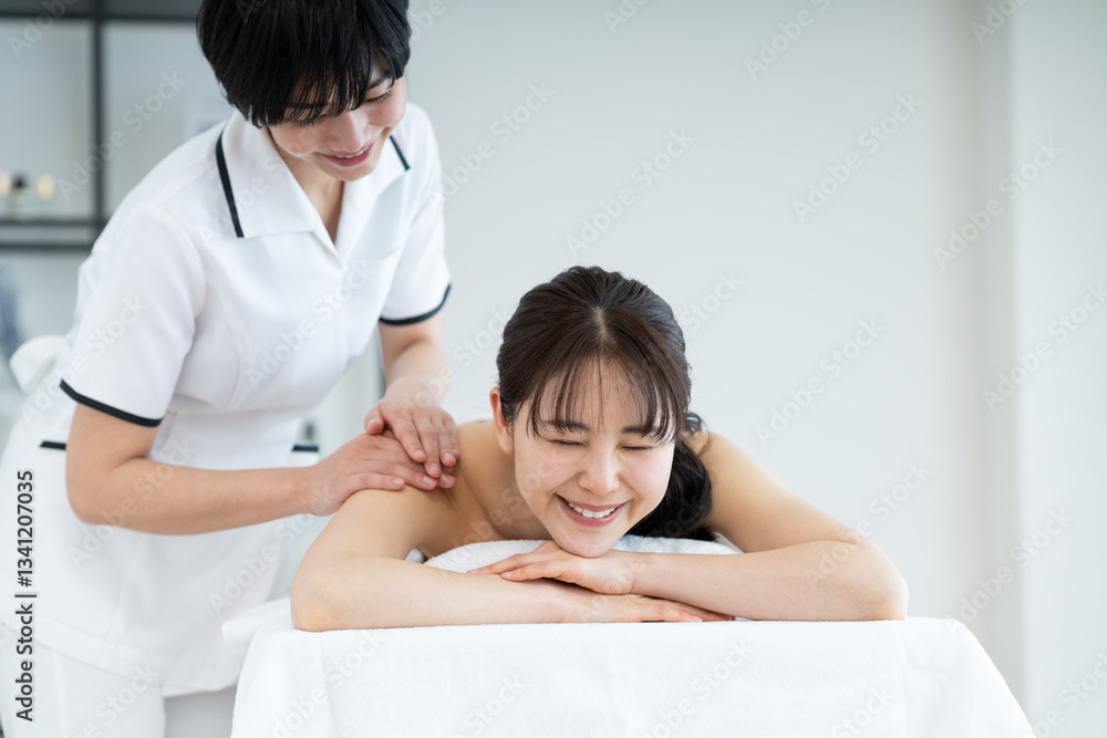 マッサージを受ける若い女性 マッサージを受ける若い女性