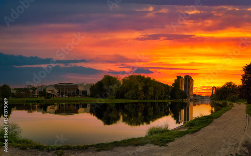 Wallpaper Mural Niesamowity zachód słońca nad miejską rzeką w złotej godzinie. Torontodigital.ca