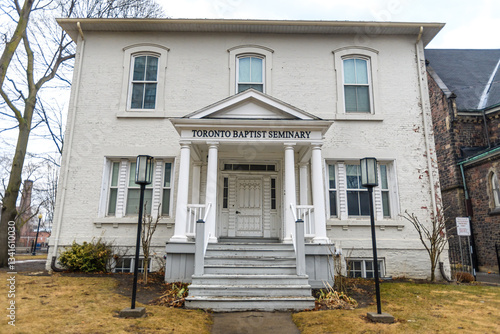 Foto Colonial building facade of the Toronto Baptist Seminary, Toronto, Canada