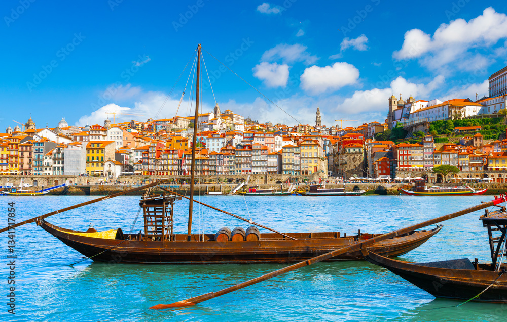 Obraz premium Beautiful view of the city of Porto on a beautiful summer day. Porto, Portugal