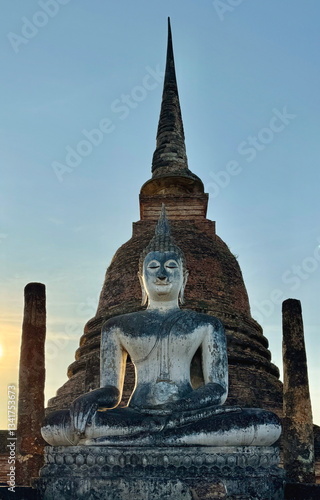 Obraz na płótnie A statue of sitting Buddha in Sukhothai Historical Park in Thailand w salonie
