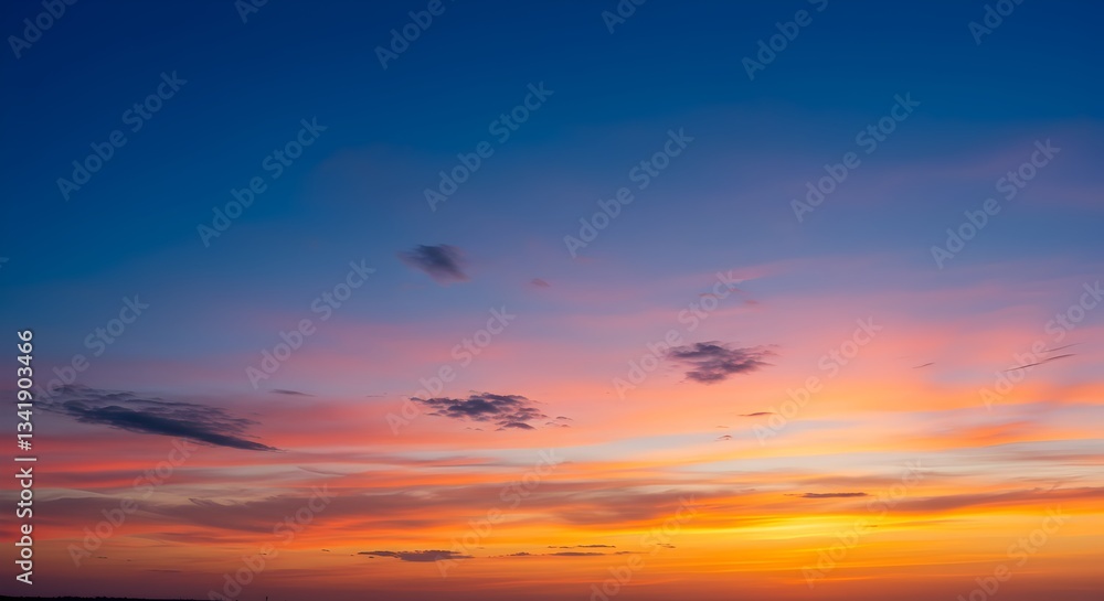 Obraz premium Beautiful Colorful Sky at Sunset with Amazing Cloudscape and Sunlight