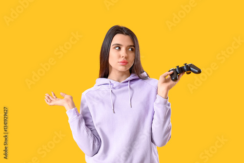 Confused young woman with g...