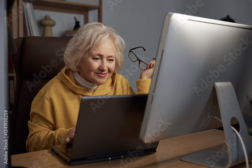 Obraz na płótnie Focused elderly woman using desktop computer at home portrait shot w salonie
