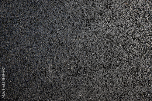 Neu geteerter Asphalt auf einer strasse von oben photografiert