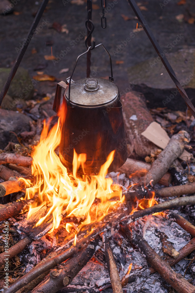 Trapper Kaffee in der Perkolator Kanne über dem Lagerfeuer