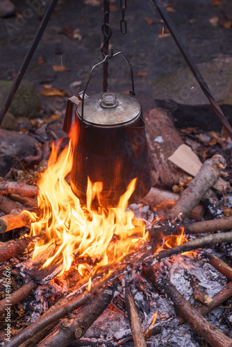 Obraz na płótnie Trapper Kaffee in der Perkolator Kanne über dem Lagerfeuer w salonie
