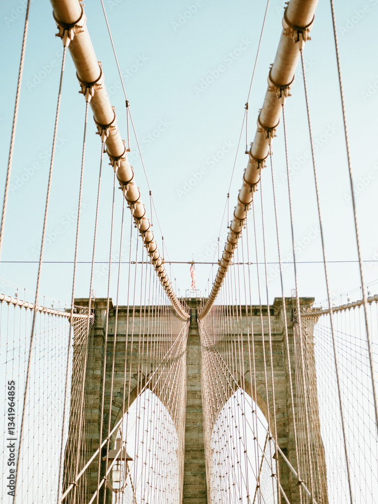 Obraz premium Stunning view of Brooklyn Bridge cables against a clear blue sky on a sunny day