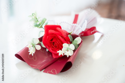Obraz na płótnie Valentine's day concept, bouquet of red and pink roses Put on the table food lunch In a restaurant background w salonie
