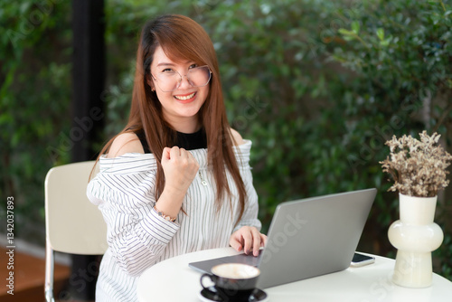 Obraz na płótnie asian freelance people business female talking making using casual working with laptop computer for browsing internet, chatting and blogging and smartphone,notebook in coffee shop. w salonie
