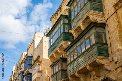 Foto Typical narrow streets with colorful balconies in VallettaTypical narrow streets with colorful balconies