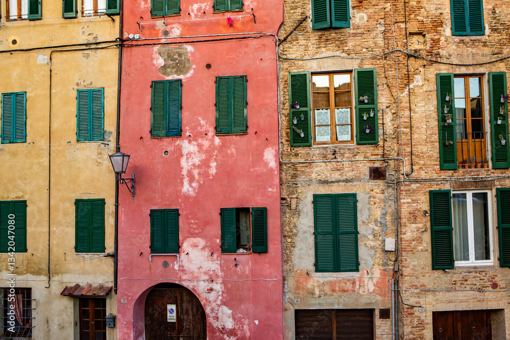 Φωτογραφία The architecture and narrow streets of the city of Siena in Italy