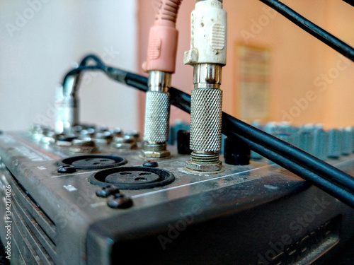 Sound amplifier connect to microphone and mixer