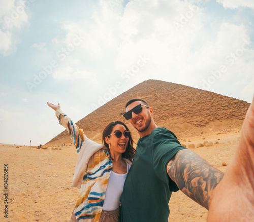 Canvastavla Happy tourists couple taking selfie in front of the red pyramid, dahshur, egypt