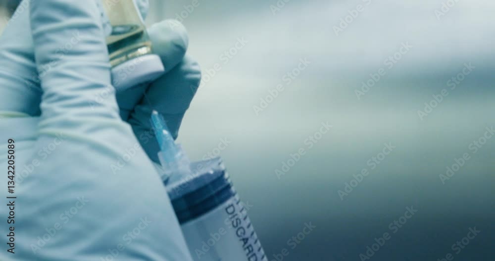 Primer plano de investigador en laboratorio. Investigador usa guantes y sostiene una jeringa en preparación para paciente.