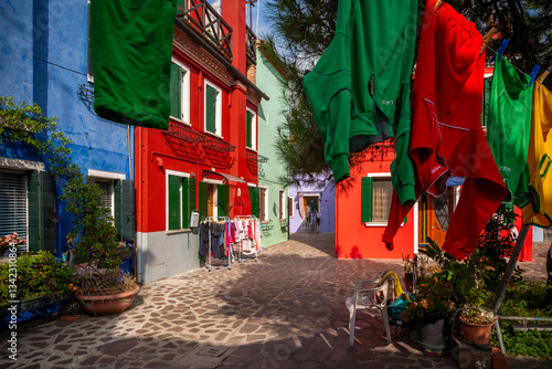 Fototapeta Naklejka Na Ścianę i Meble -  vibrant, colorful houses on the island of Burano in Venice, Italy