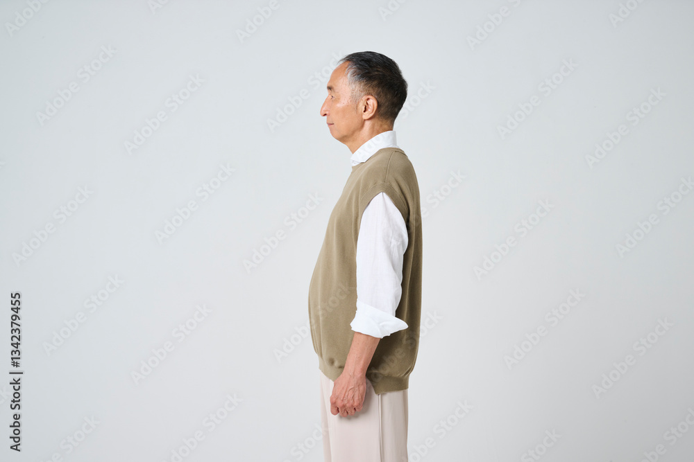 私服姿のシニア男性の横顔