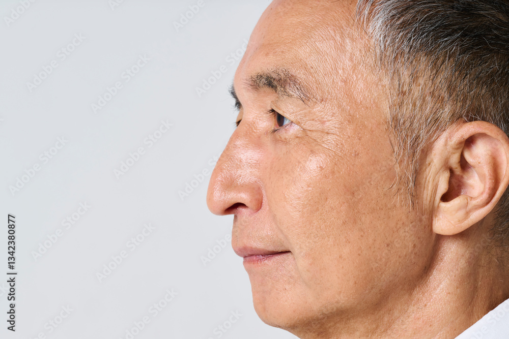 Obraz premium 私服姿のシニア男性の笑顔のポートレート