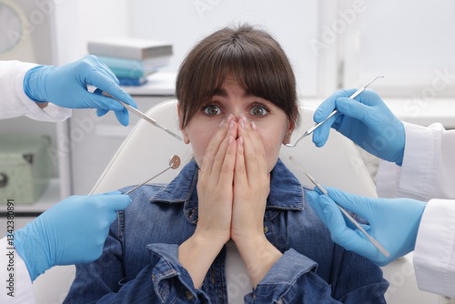 Foto Scared woman having appointment with dentist and assistant in clinic