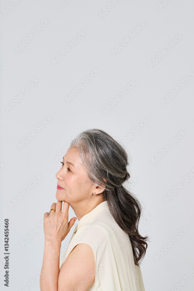 上品に微笑むシニア女性のポートレート