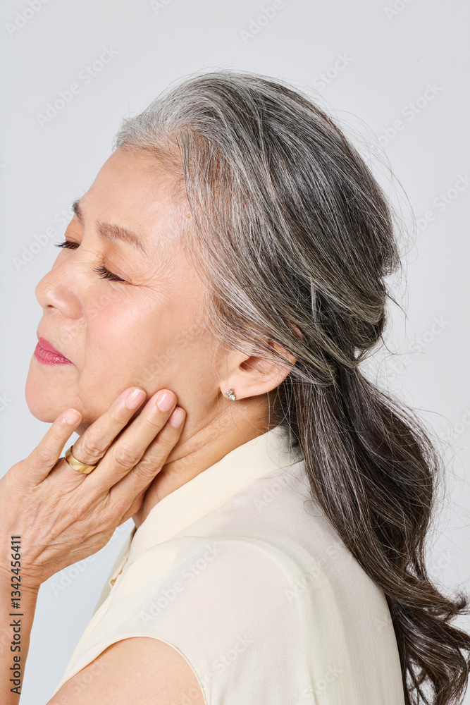 上品に微笑むシニア女性のポートレート