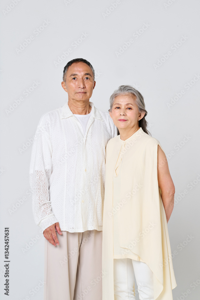 落ち着いた表情のシニア男女のポートレート