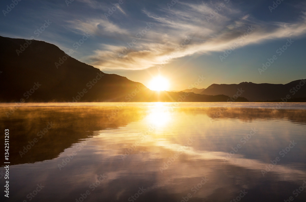 Obraz premium Lake on sunrise
