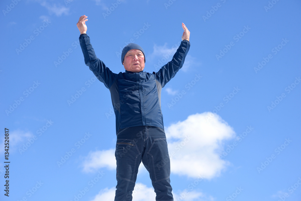 青空の下でストレッチをする老人 青空の下でストレッチをする老人