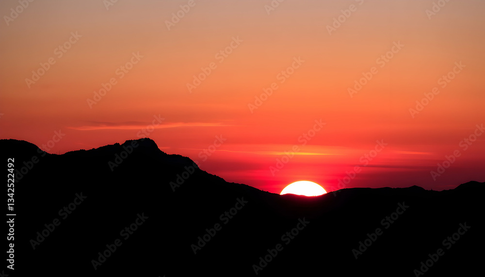Obraz premium Fiery Sunset Over Majestic Mountains A Stunning Natural Landscape