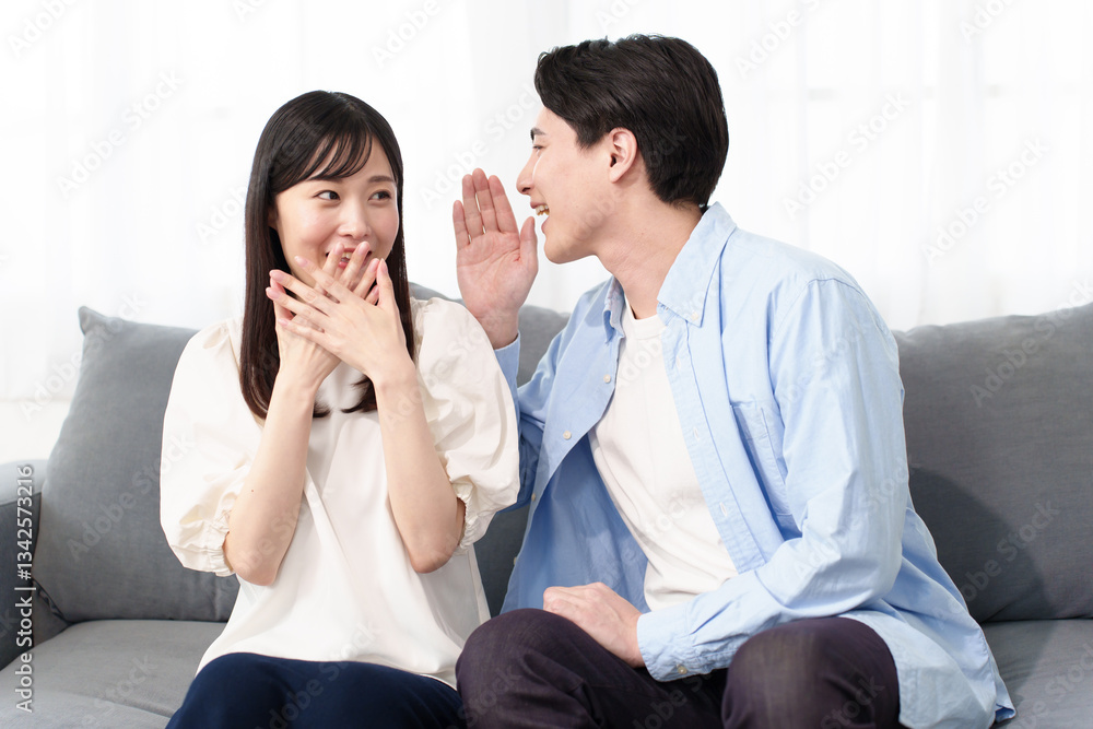 内緒話をするカップル 内緒話をするカップル