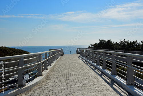 海へと伸びる歩道橋