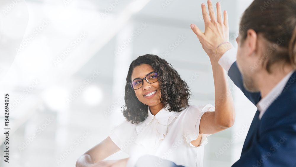 Obraz premium Business people giving a high five